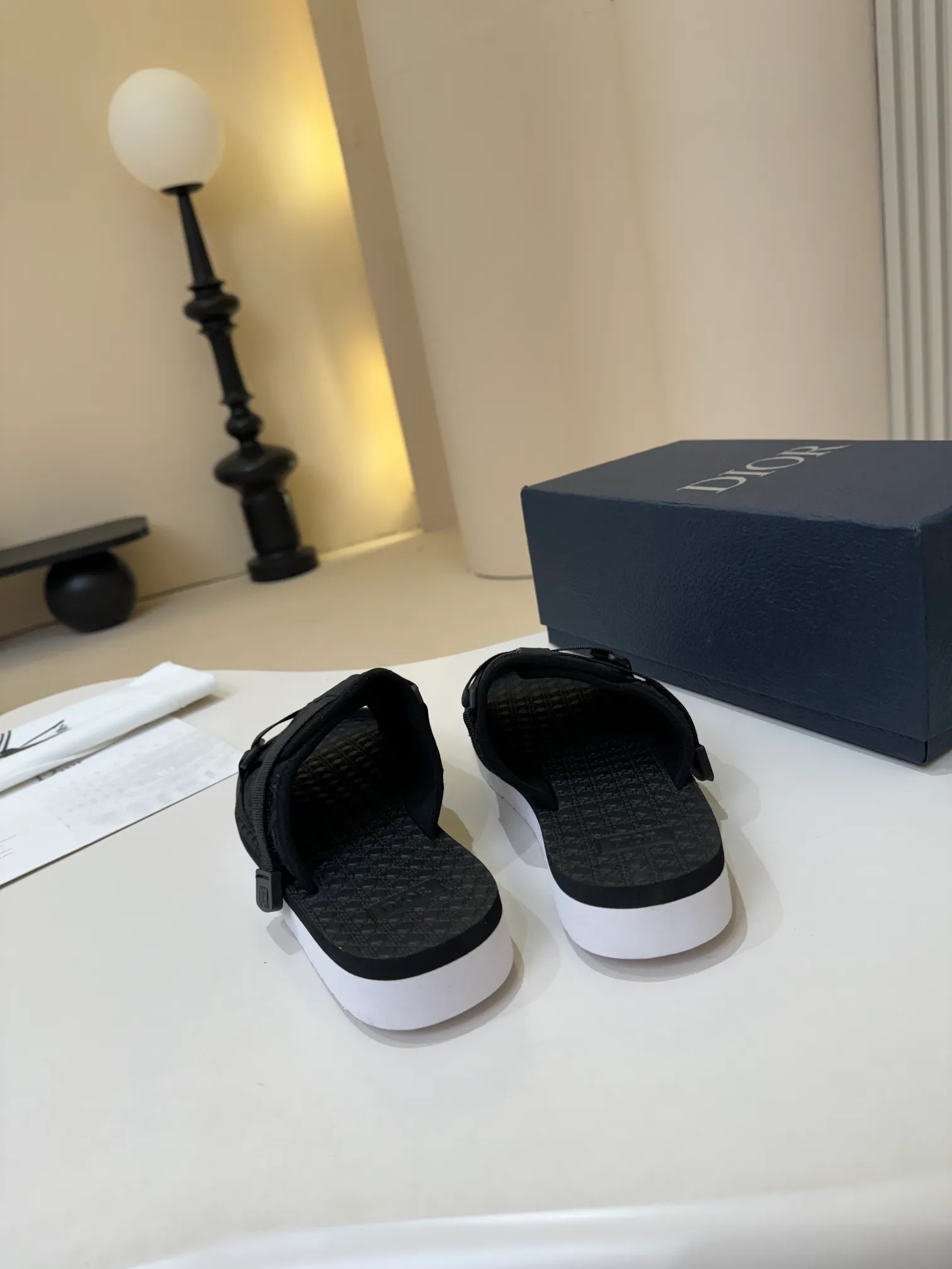 [Dior] P: 300💰 -Size: 38-46 Dior Dior D’s classic men’s slippers, high-end boutique, original material, pure cotton printed canvas upper, fine workmanship, super soft sole, casual, loose and comfortable, a must-have in summer!